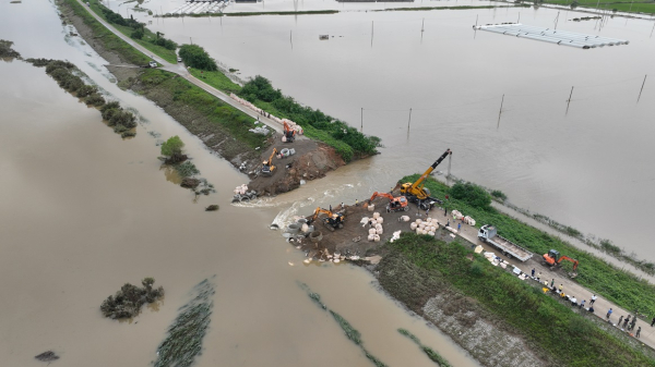 논산천 제방 유실 복구 작업 모습