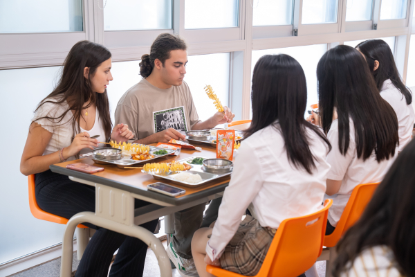 해외 학생들이 세종의 학생들과 K-급식을 체험하고 있다