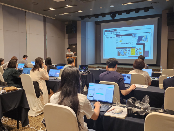 마주온과 에듀테크 활용 수업의 실제 연수에서 마주온 활용사례를 공유하고 있다