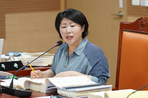 행정사무감사를 진행하고 있는 김은복 의원/아산시의회 제공<br>