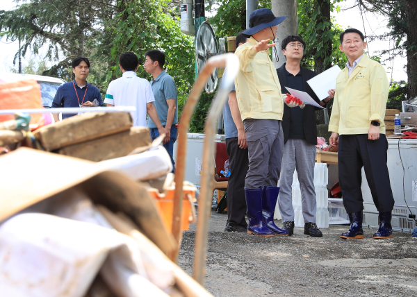 서철모 서구청장은 17일 오후 정림동 수해지역을 방문해 현장을 점검하고 있다.