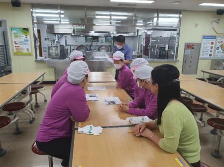 학교 근로자를 대상으로 위험성 평가를 실시하고 있다.