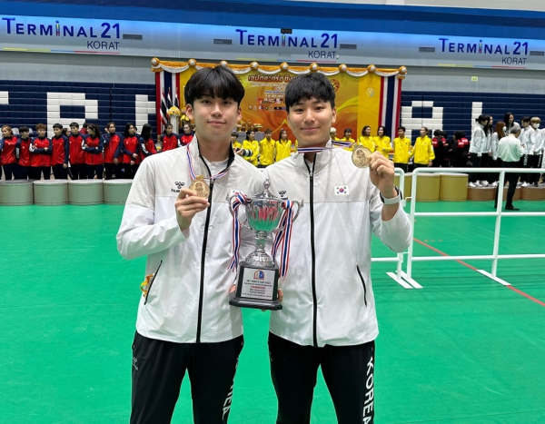 태국에서 열린 제36회 세계선수권에서 2개의 메달을 따낸 세팍타크로 대표팀 중 목원대 김현수(왼쪽)·이준욱 선수가 메달을 목에 걸고 기념촬영