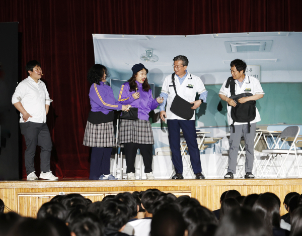 18일 대덕중학교에서 1, 2학년 학생을 대상으로 진로콘서트를 개최