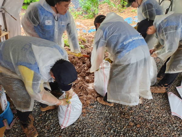 비닐하우스 환경정리작업 봉사활동 모습