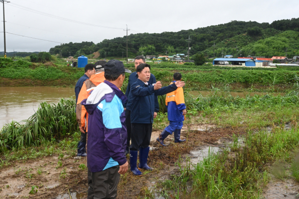 임천면 만사리 수해 현장 찾은 박정현 부여군수