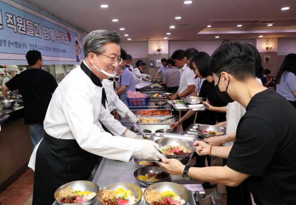 19일 정용래 유성구청장이 직원들에게 안부를 건내며 배식하고 있다.