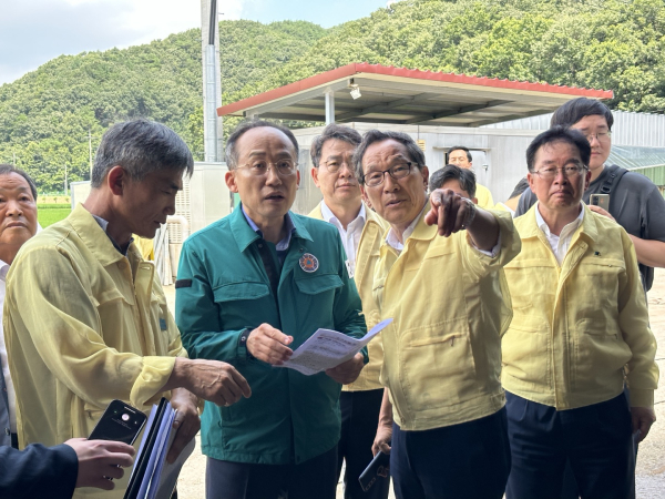 추경호 부총리, 충남 공주시 우성면 침수 피해 양계농가와 그 일대의 침수 현황 점검 모습