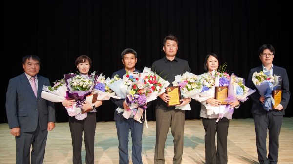 지난 19일 서산문화원에서 열린 서산포스트 창간 5주년 행사 포스트인상 시상식 모습