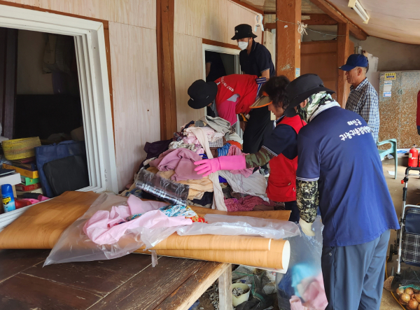 지난 19일 안면읍 정당리의 한 농가에서 진행된 태안군귀농귀촌연합회의 집수리 봉사활동 모습.