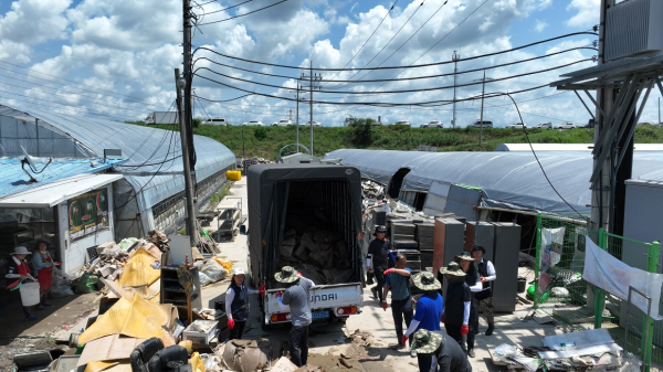 수해복구를 위해 성동면 모 육묘장으로 모인 봉사활동자들