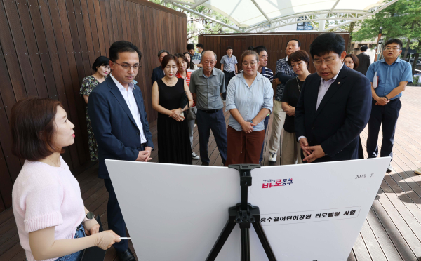 박희조 동구청장이 지난 19일 용운동 용수골 어린이공원을 방문해 주민들과 대화하고 있다