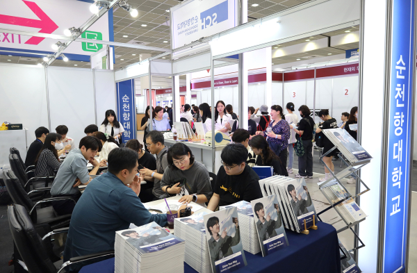 2024학년도 수시 대학입학정보박람회에서 순천향대 입학사정관이 수험생을 대상으로 입시 전형에 대해 상담하고 있다.