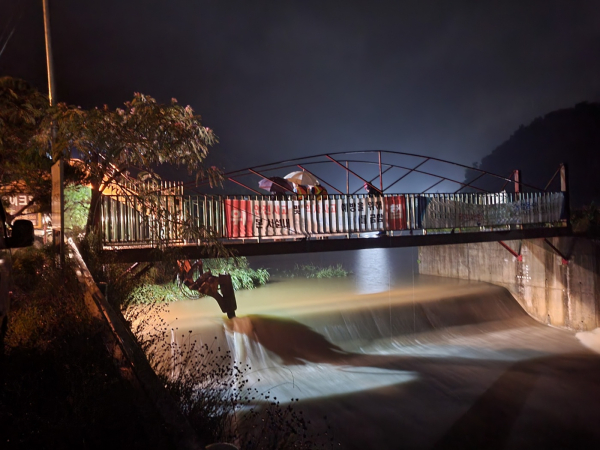 인명사고 예방을 위한 장산저수지(금산군 추부면 요광리) 여수토 부분을 파괴하고 있다.
