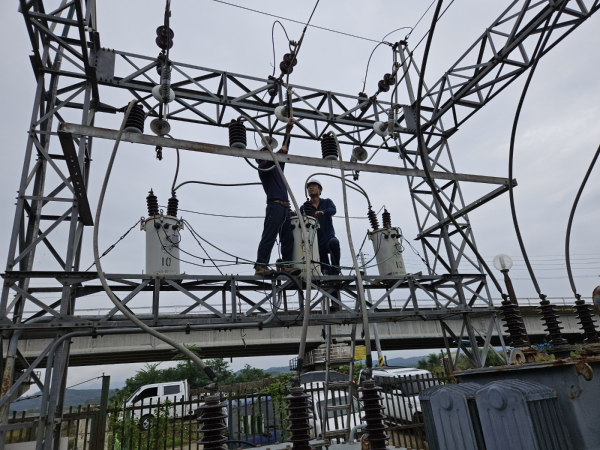 충남 부여 배수장 배선반 시설을 긴급 복구하고 있다.