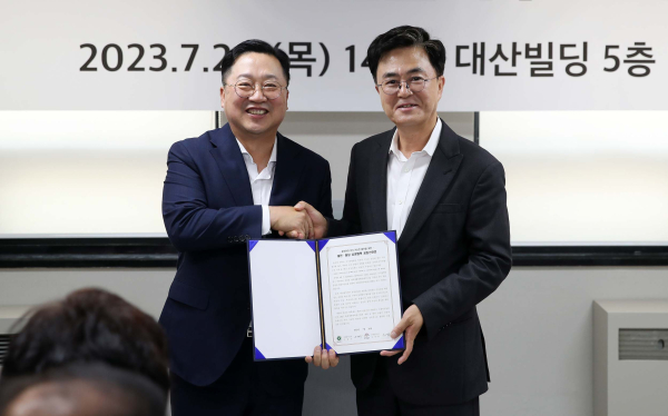 (왼쪽부터)이장우 대전시장과 김태흠 충남지사가 서울사무소 개소식에 참석했다