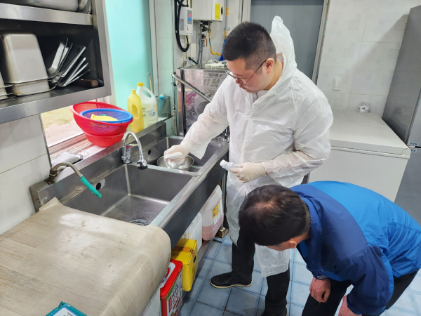 서산시보건소 직원들이 집중 위생점검을 하는 모습