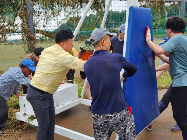 무한천체육공원 피해 복구 중인 최재구 군수와 직원들