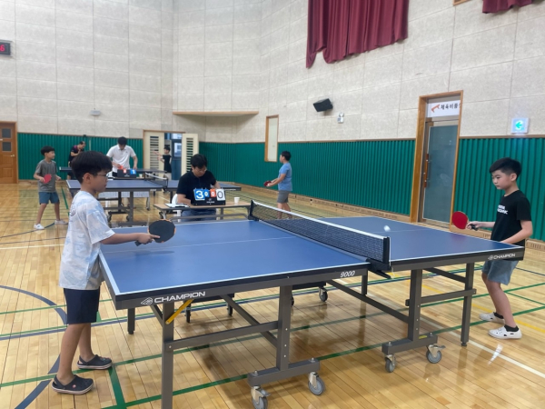 연양초 학생과 가족들이 탁구 축제에 참여하고 있다.