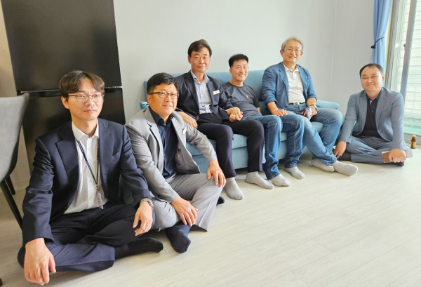 21일 이문구 복지문화국장을 비롯한 관련 공무원들이 장애인 자립지원 시범사업 대상자인 최모 씨를 찾아가 격려와 응원의 메시지를 전달했다