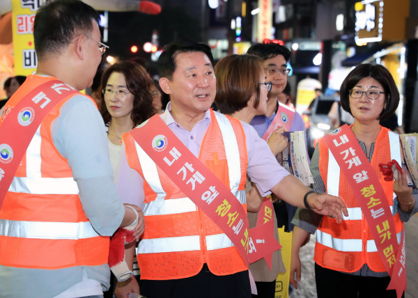 대전 서구 ‘내 가게 앞, 청소는 내가 먼저’ 민관 합동 캠페인 장면