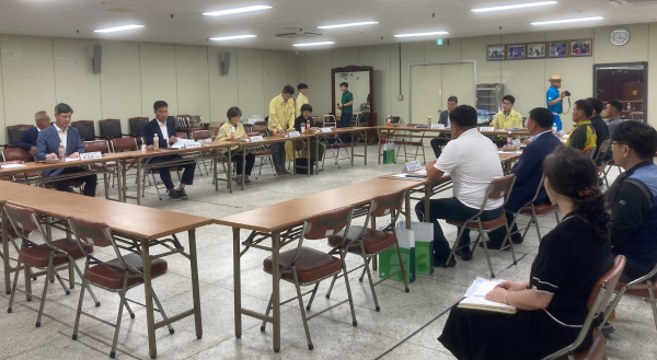 전북 김제원협에서 진행한 피해 농가 간담회 현장 * 전북김제부안 이원택 의원(좌측 2번째), 한국농수산식품유통공사 배옥병 수급이사(좌측 3번째)