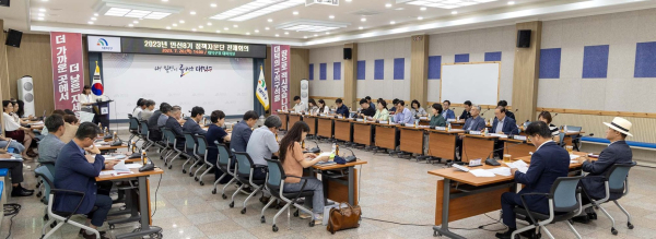 민선8기 정책자문단 위원들이 지난 20일 구청 대회의실에서 열린 전체 회의에서 의견을 제시하고 있다.