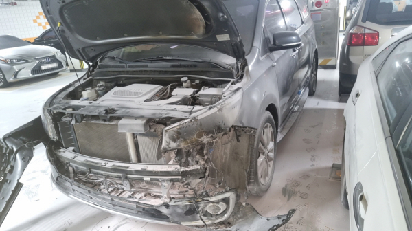 아파트 지하주차장 차량화재... 주민이 소화기로 진압한 현장 모습