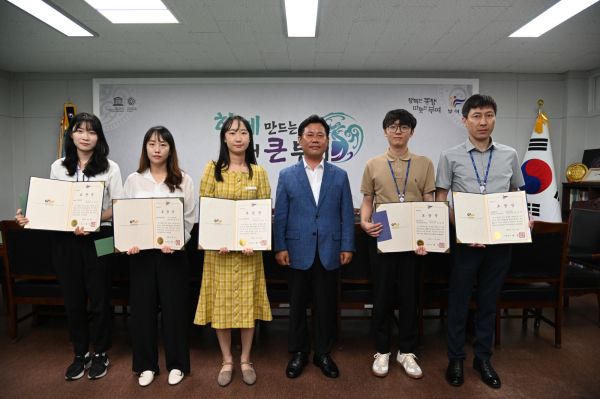 왼쪽부터 김보미, 윤시내, 이은정, 송지윤, 한국진 주무관