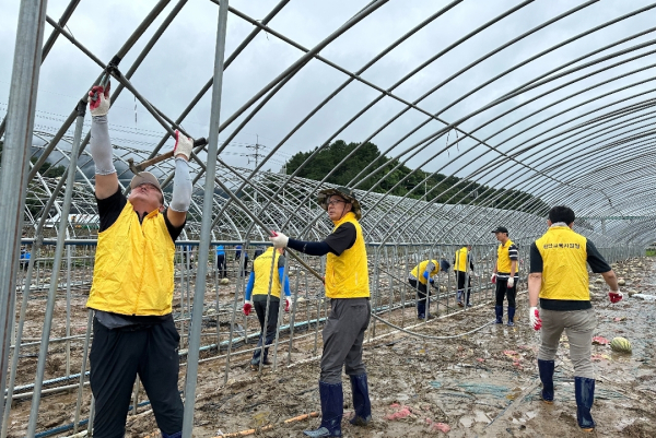 수해복구 봉사활동 진행 장면/천안교육지원청 제공