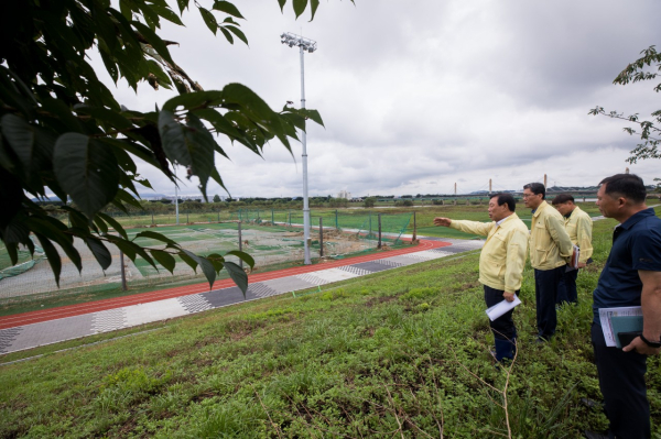 연동면 미호강 체육시설 현장점검에 나선 최민호 시장