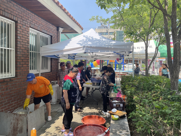 서구 괴정동 자유총연맹 중식 제공 봉사 장면