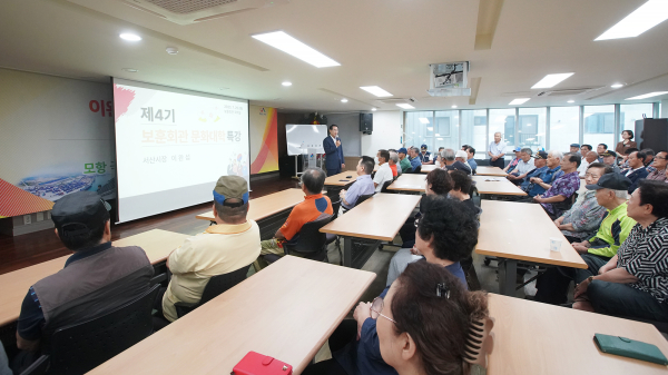 이완섭 서산시장이 25일 서산시 보훈회관에서 열린 보훈복지문화대학에서 특강을 하고 있다