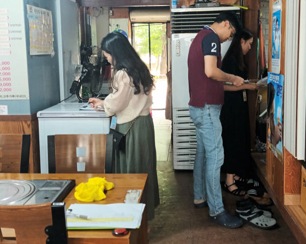 지난 24일 감사담당관실 특사경팀과 보건소 직원들이 합동단속을 하는 모습