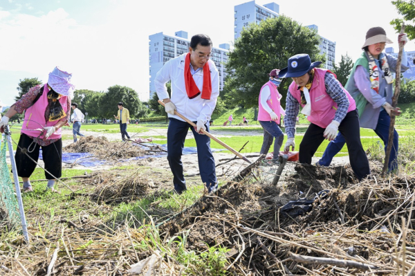 유등천변에서 진행한 체육시설 수해복구 현장 모습