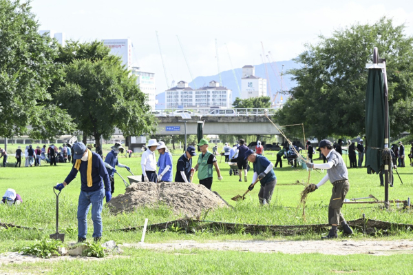 유등천변에서 진행한 체육시설 수해복구 현장