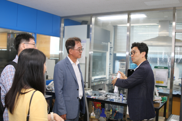 방위사업청 김진홍 국장과 관계자들이 한밭대 3D프린팅센터를 방문해 최균석 산학협력부단장(오른쪽)으로부터 관련 설명을 듣고 있다.