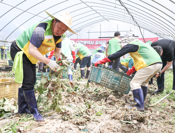 최근 집중호우로 인해 대전시의 형제 도시인 #충청남도 가 많은 피해를 입어 시름에 빠졌다는 얘기를 듣고 가만히 있을 수 없어 대전시가 지원에 나섰습니다대전시에서는 충청남도 피해복구를 위해 #자원봉사단 을 꾸려 충청남도 #청양군 을 방문, #피해복구 를 지원했으며, 농가분들의 고충을 청취하는 등 군민들의 마음도 어루만지기 위해 노력했습니다피해를 입은 농가분들이 모두 빠르게 정상 생활로 돌아오시길 기원드리며 대전시도 향후 다방면으로 지원할 것을 약속드립니다
