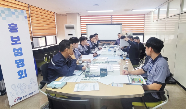 지난 19일 본부에서 44개 중소기업이 참여하는 제품 홍보설명회를 진행했다. 사진은 태안발전본부 수요 부서와 참여사가 상담 중인 모습