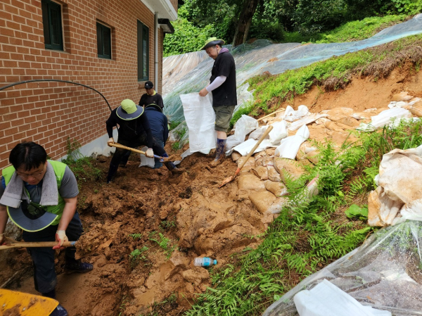 지난 26일 집중호우로 인해 발생된 관내 수해지역을 대상으로 긴급 복구지원 모습