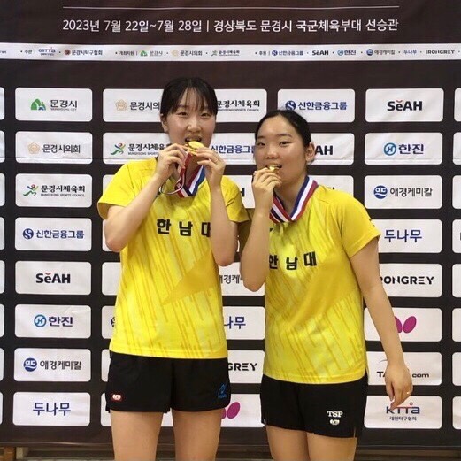 전여진(4)·이은주(2) 선수, 여자 개인복식에서 우승 기념사진