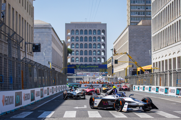 한국타이어의 포뮬러 E 2023 한국 로마 E-PRIX 대회 현장