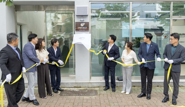 최충규 대덕구청장(사진 왼쪽 다섯 번째)과 관계자들이 26일 오정동 대덕지역에너지센터에서 현판식 진행