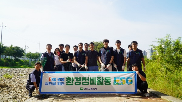 장마철 집중호우로 인한 발생한 갑천 둔치 부유물 및 쓰레기 수거 후 단체사진