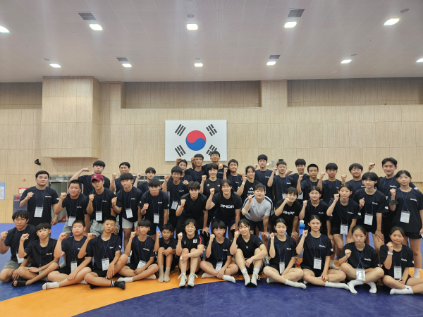 여자 레슬링 국가대표 선수들과 단체사진