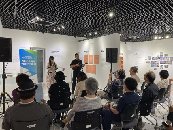 싱어송라이터 듀오 ‘다시 한번 말하자면’의 축하공연