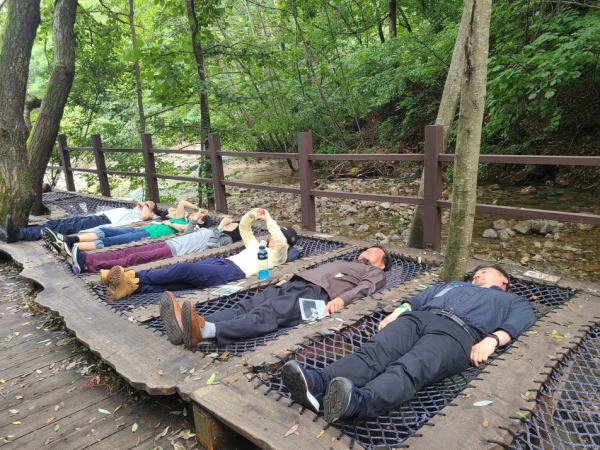 28일 아시아 8개국(브루나이, 캄보디아, 라오스, 미얀마, 카자흐스탄, 몽골, 필리핀, 베트남)의 외교관과 대사관들이 경북 영주시·예천군 국립산림치유원을 방문하여 산림치유프로그램을 체험하고 있다.