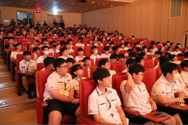 공연 관람중인 모습