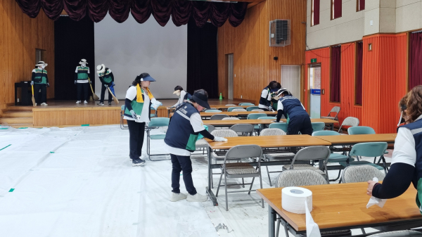 지난 31일 서산시 여성지원민방위대가 청양군 청남면을 찾아 수해복구 지원 모습