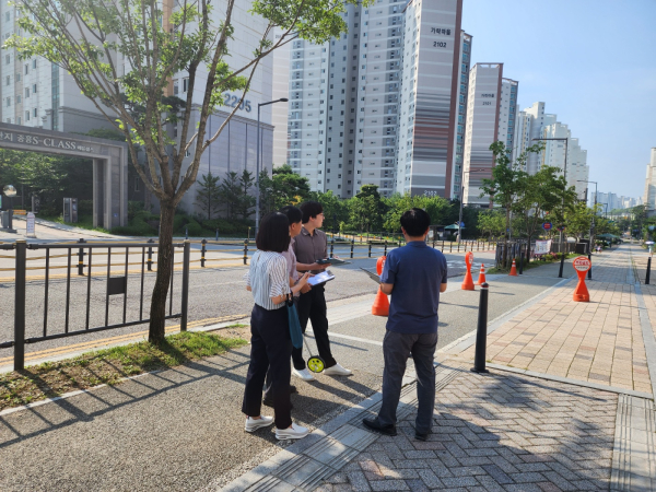 세종시교육청 직원들이 통학로 안전 점검을 하고 있다.